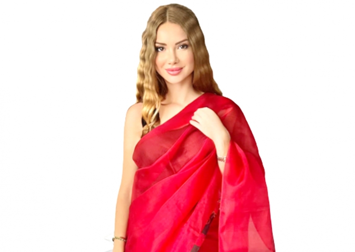 Otilia in red saree pays tribute to Bangali tradition