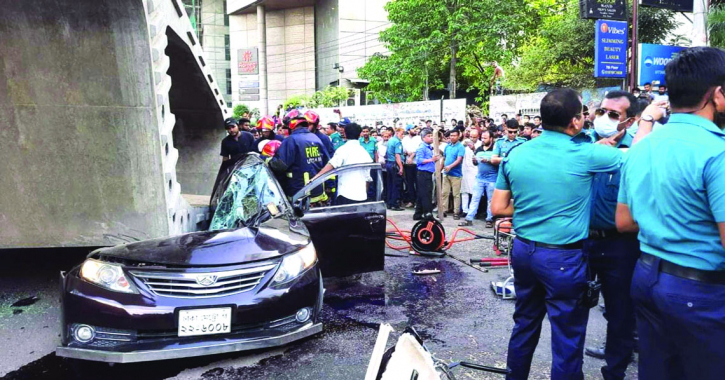 4 killed as BRT girder falls on car in Uttara 4 killed as BRT girder falls on car in Uttara