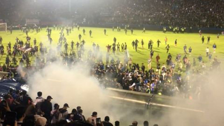 Indonesia football stadium riot death toll jumps to 174 Indonesia football stadium riot death toll jumps to 174