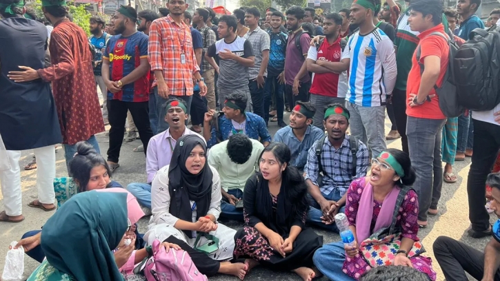 সাত কলেজ শিক্ষার্থীদের সায়েন্সল্যাব অবরোধ সাত কলেজ শিক্ষার্থীদের সায়েন্সল্যাব অবরোধ