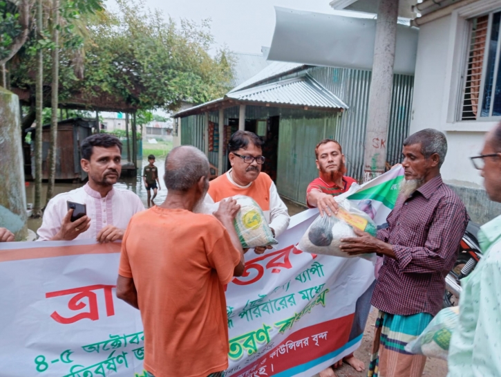 জলাবদ্ধ ও দুর্যোগপূর্ণ পরিবারের মাঝে ত্রাণ বিতরণ করলেন ফুলপুরের --মেয়র