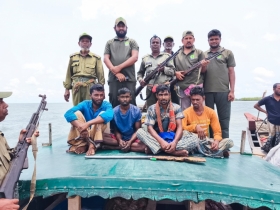 সুন্দরবনে বনদস্যুদের সাথে বনকর্মীদের গুলি বিনিময়, হাত-পা বাঁধা অবস্থায় অপহৃত ৪ জেলে উদ্ধার সুন্দরবনে বনদস্যুদের সাথে বনকর্মীদের গুলি বিনিময়, হাত-পা বাঁধা অবস্থায় অপহৃত ৪ জেলে উদ্ধার