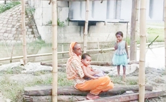 ঘর নেই, নেই খাবার , দুই সন্তানের জন্য চুল বিক্রি করলেন অসহায় এক মা