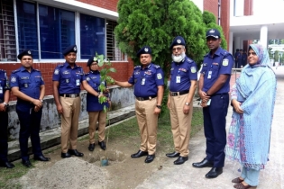 ময়মনসিংহের সৌন্দর্য্য বর্ধনে বিরল প্রজাতির ফুলের গাছ রোপন করলেন ডিআইজি - জাহিদুল হাসান ময়মনসিংহের সৌন্দর্য্য বর্ধনে বিরল প্রজাতির ফুলের গাছ রোপন করলেন ডিআইজি - জাহিদুল হাসান