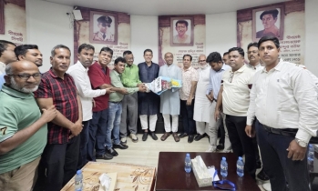 আইনমন্ত্রী ও হুইপসহ বিশিষ্টজনদের ফুলেল শুভেচ্ছা জানাল এমইউজের নবনির্বাচিত নেতৃবৃন্দ আইনমন্ত্রী ও হুইপসহ বিশিষ্টজনদের ফুলেল শুভেচ্ছা জানাল এমইউজের নবনির্বাচিত নেতৃবৃন্দ