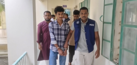 রাতের আধাঁরে গৃহবধুকে ধর্ষনের ঘটনায় একজন গ্রেপ্তার রাতের আধাঁরে গৃহবধুকে ধর্ষনের ঘটনায় একজন গ্রেপ্তার