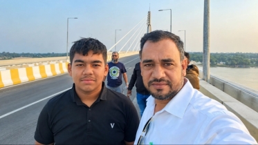 বাবাকে না পেয়ে কিশোর ছেলেকে ধরে নিয়ে গেল ডিবি বাবাকে না পেয়ে কিশোর ছেলেকে ধরে নিয়ে গেল ডিবি