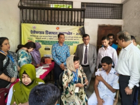 ময়মনসিংহে টাইফয়েড টিকাদান ক্যাম্পইন ২০২৫  পরিদর্শন করেন  বিভাগীয় কমিশনার 
