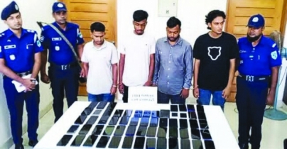 পুলিশের অভিযানে আইএমইআই পরিবর্তনকৃত ৫৯ চোরাই মোবাইল ফোন উদ্ধার, আটক ৪ পুলিশের অভিযানে আইএমইআই পরিবর্তনকৃত ৫৯ চোরাই মোবাইল ফোন উদ্ধার, আটক ৪