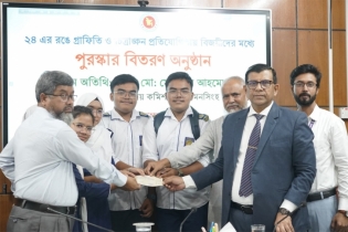 ময়মনসিংহে ২৪ এর রঙে গ্রাফিতি ও চিত্রাঙ্কন প্রতিযোগিতার বিজয়ীদের মাঝে  পুরস্কার বিতরণ 