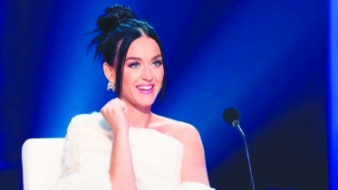 কেটি পেরির বিরুদ্ধে যৌন হেনস্তার অভিযোগ