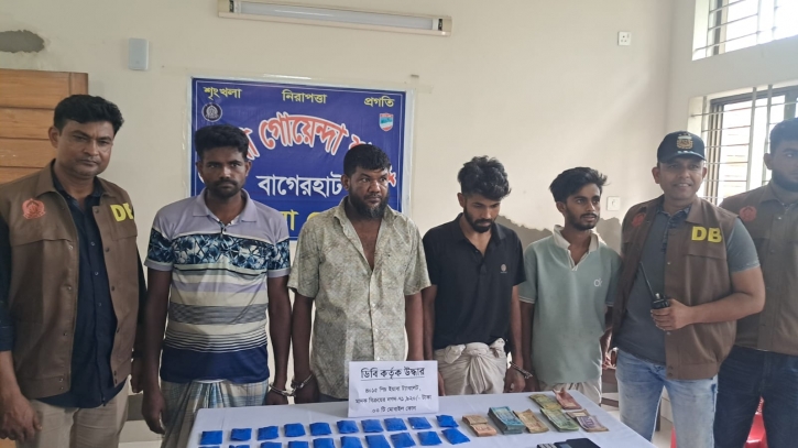বাগেরহাটে ৪০১৫ পিস ইয়াবাসহ ২৬ মামলার আসামি মাদক সম্রাট মনির শেখসহ গ্রেপ্তার ৪