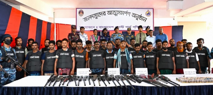 সুন্দরবনে ছোট জাহাঙ্গীর বাহিনীর প্রধানসহ ২৭ বনদস্যুর আত্মসমর্পণ