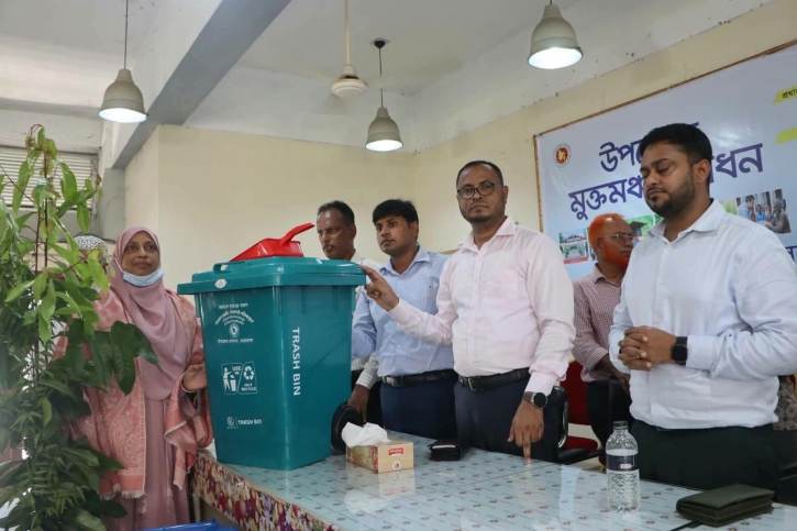 পরিবেশ সুরক্ষা ও পরিচ্ছন্নতার বার্তা ছড়িয়ে দিতে   বৃক্ষ ও ডাস্টবিন বিতরণ করেন -জেলা প্রশাসক