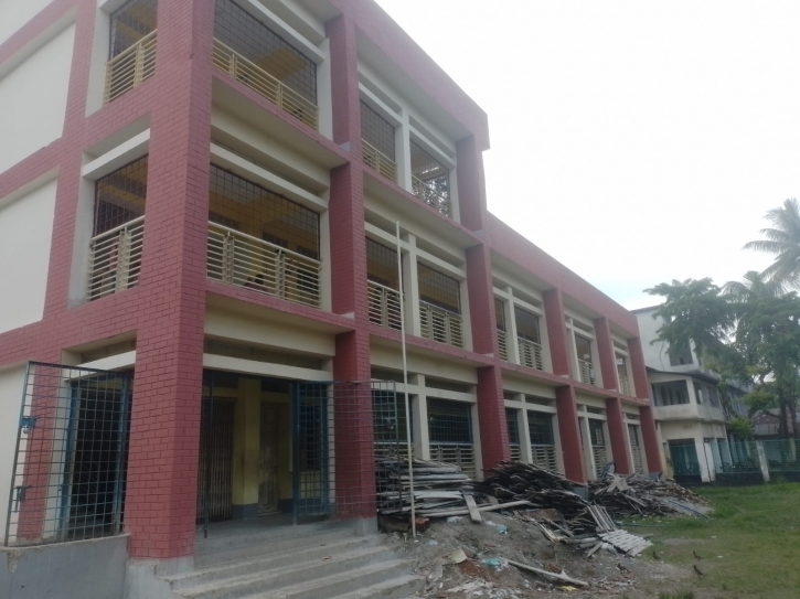 বরিশালের (বাবুগঞ্জে) সরকারি প্রাথমিক বিদ্যালয় হস্তান্তরের পূর্বেই  ছাদের পলেস্তারা খসে পানি নিষ্কাসন