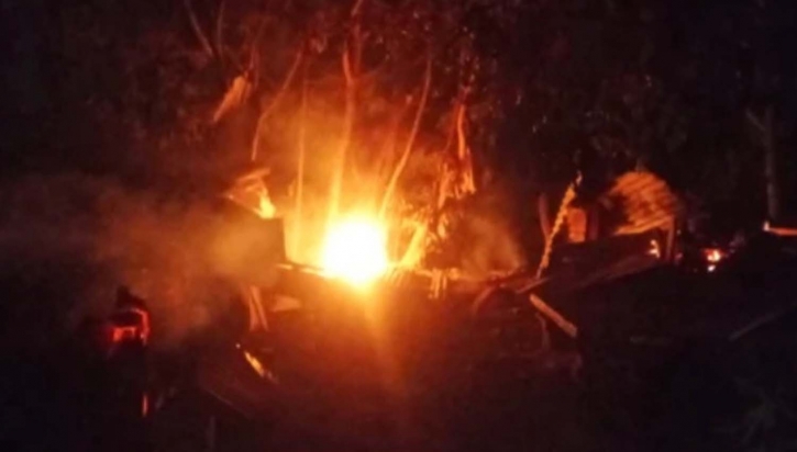 যুবদল কর্মী কাওসার হত্যাকান্ডে দুই আসামির বাড়িতে অগ্নিসংযোগ