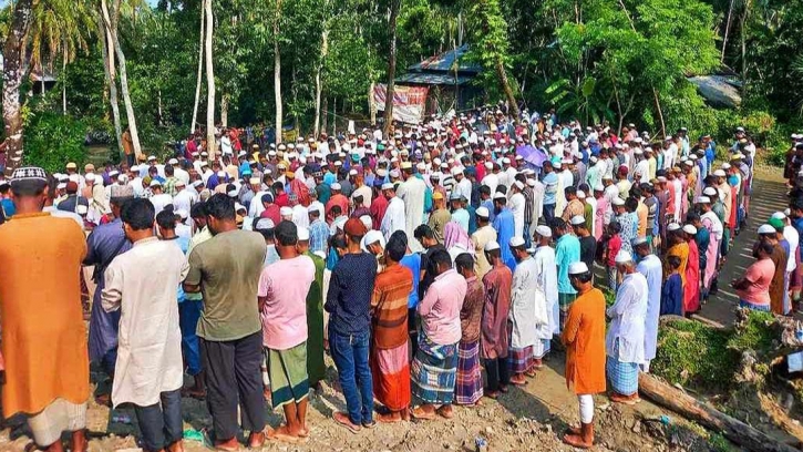 বাবা-মা ও ভাইয়ের পাশে চিরনিদ্রায় তোফাজ্জল বাবা-মা ও ভাইয়ের পাশে চিরনিদ্রায় তোফাজ্জল