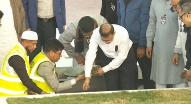 Tarique Rahman lays mother to eternal rest in own hands