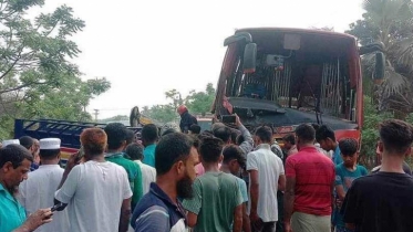 13 dead in Faridpur bus-pickup collision