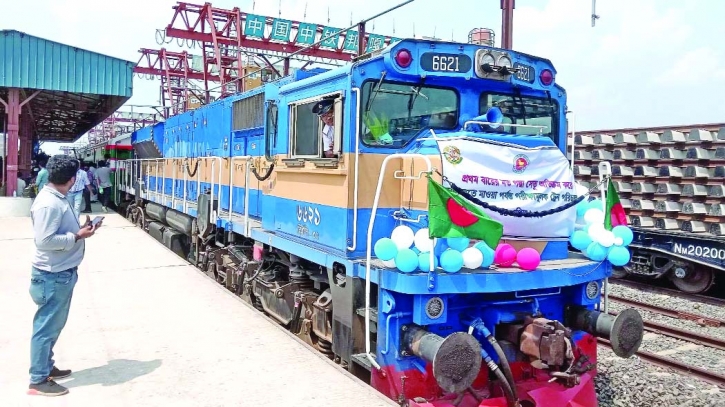 Train crosses Padma Bridge on trial Train crosses Padma Bridge on trial