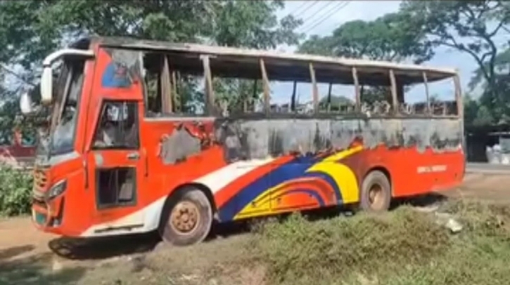 Fire engulfs three buses in Chittagong Fire engulfs three buses in Chittagong