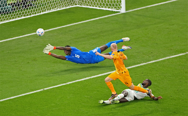 Dutch strike late to grab 2-0 win over Senegal