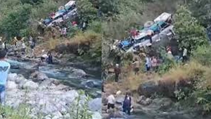 31 killed as bus falls into gorge in India 31 killed as bus falls into gorge in India