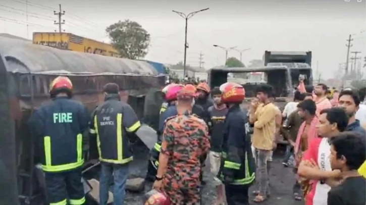 2 killed as 5 vehicles catch fire after oil-laden lorry overturns in Savar 2 killed as 5 vehicles catch fire after oil-laden lorry overturns in Savar