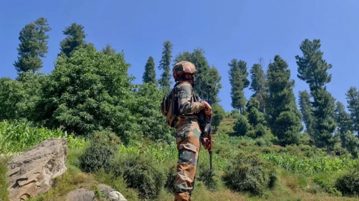 Five Indian security personnel killed in Kashmir fighting Five Indian security personnel killed in Kashmir fighting