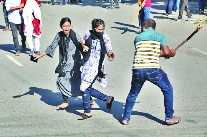 Over 100 students injured in attack by ‘BCL activists’ at DU Over 100 students injured in attack by ‘BCL activists’ at DU