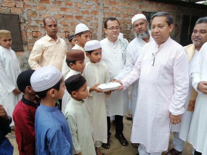 Jalalabad Liver Trust and Sylhet Chattogram Friendship Foundation distributes iftar in Sylhet city