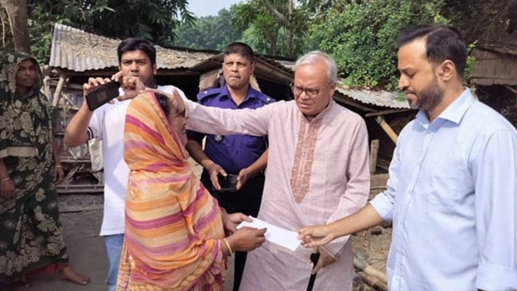 ফরিদপুরে বাড়ি ভেঙে দেয়া সেই বিধবার পাশে দাঁড়ালেন রিজভী ফরিদপুরে বাড়ি ভেঙে দেয়া সেই বিধবার পাশে দাঁড়ালেন রিজভী