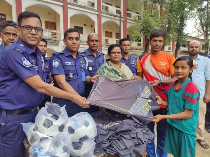 কলসিন্দুরের নারী ফুটবলারদের মাঝে,, ময়মনসিংহ পুলিশ সুপারের উপহার সামগ্রী বিতরণ কলসিন্দুরের নারী ফুটবলারদের মাঝে,, ময়মনসিংহ পুলিশ সুপারের উপহার সামগ্রী বিতরণ
