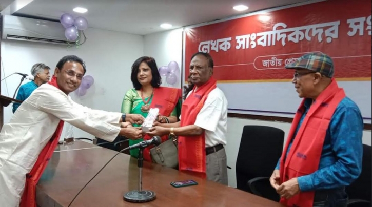 লেখক হিসেবে সম্বর্ধিত হলেন দীপক কুমার আচার্য লেখক হিসেবে সম্বর্ধিত হলেন দীপক কুমার আচার্য