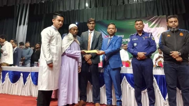ময়মনসিংহ বিভাগে বৈষম্য বিরোধী আন্দোলনে শহীদ ৫৫ পরিবারকে অনুদানের চেক বিতরণ ময়মনসিংহ বিভাগে বৈষম্য বিরোধী আন্দোলনে শহীদ ৫৫ পরিবারকে অনুদানের চেক বিতরণ