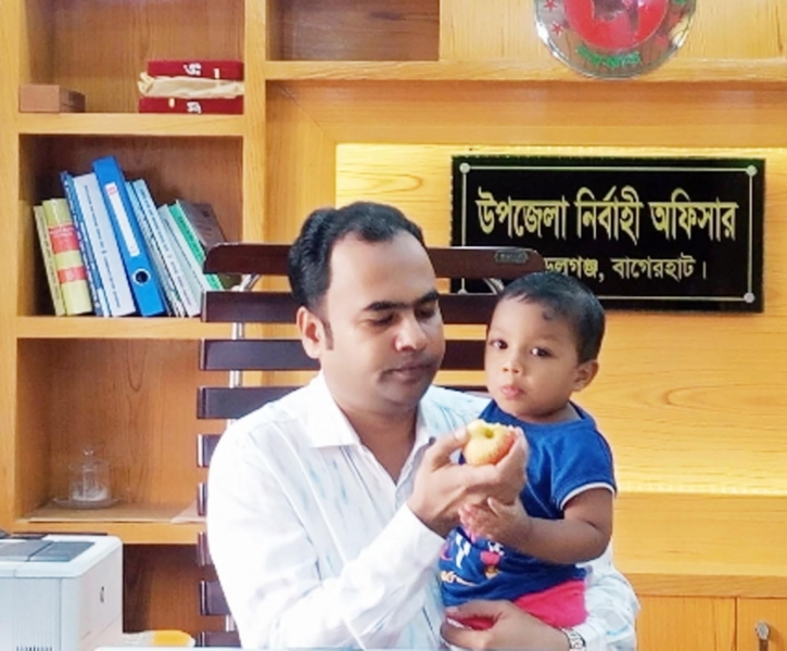 মোরেলগঞ্জের রাস্তায় ফেলে যাওয়া ২ বছরের শিশুটি মুচলেকায় বাবার কাছে হস্তান্তর