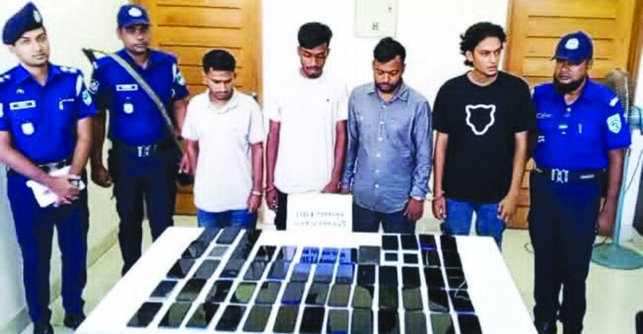 পুলিশের অভিযানে আইএমইআই পরিবর্তনকৃত ৫৯ চোরাই মোবাইল ফোন উদ্ধার, আটক ৪