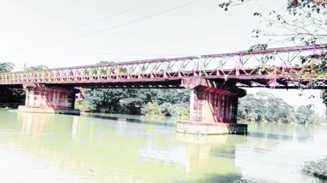 Heavy vehicles plying risky bridge in Jhalakati